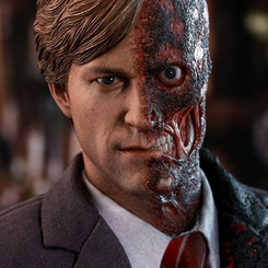 Deslumbrante figura Edición Limitada Two-Face 2019 Toy Fair Exclusive basado en la película ”Batman – El Caballero Oscuro” (The Dark Knight) interpretado por Aaron Eckhart, figura creada por la firma Hot Toys