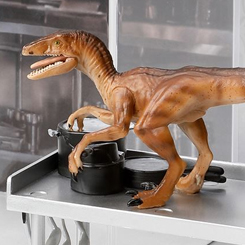 Figura oficial Velociraptor basada en la saga de Jurassic Park. Este figura está realizada en PVC y tiene unas medidas aproximadas de 11 x 19 cm. Producto oficial Jurassic Park Creature Velociraptor. 