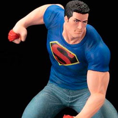 Figura ARTFX+ de Clark Kent basado en Superman Action Comics: Truth. Esta figura ARTFX+ tiene un tamaño aproximado de 20 cm.