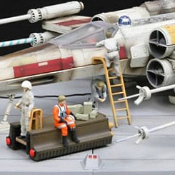 Diorama de un X-Wing de Star Wars estacionado en el hangar con figuras y accesorios. 