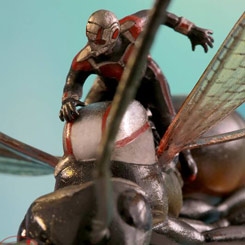 Figura Edición Limitada de Ant-Man on Flying Ant basado en la película con el mismo nombre e interpretado por Paul Rudd, la figura ha sido creada por la firma Hot Toys.