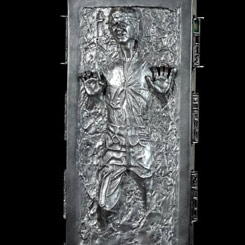 Figura de la línea “Premium Format” de Han Solo en Carbonita “Han Solo in Carbonite” de Star Wars Episode V: The Empire Strikes Back, esta figura captura todos los detalles del contrabandista congelado.