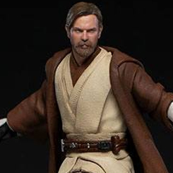 La ropa gastada y la túnica reflejan la época y la severidad del árido planeta Tatooine, donde el Maestro Jedi adoptó el nombre de Ben Kenobi para permanecer en el anonimato en su exilio