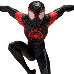 Directamente de la película de superhéroes animada "Spider-Man: Into the Spider-Verse" llega esta estatua de escala 1/10. La figura está realizada en poliresina y mide aprox. 22 x 13 x 11 cm 