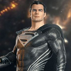 Conocido como el "Traje de Regeneración", el uniforme negro fue la idea original para la película de la Liga de la Justicia, pero con la retirada del director Zack Snyder, que abandonó