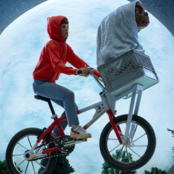 Figura Deluxe E.T. y Elliot realizada poliresina con luz con una escala 1/10, tamaño aprox. 27 x 23 x 19 cm. Licencia oficial. Un niño lleva en la cesta de su bicicleta, envuelto en una sábana blanca