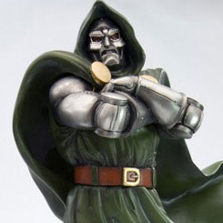 Maléfica figura del Dr. Doom. Figura realizada al máximo detalle en resina, pintada a mano, tamaño aproximado de 38 cm., 