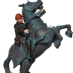 Espectacular figura de Ron montado en el caballo del tablero de ajedrez basado en la saga de Harry Potter. Esta preciosa figura está realizada en poliresina y tiene una altura aproximada de 30,5 cm.