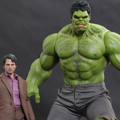 Set compuesto por la Impresionante figura Edición Limitada de Hulk y la figura de Bruce Banner, ambas figuras están basadas en la película “Los Vengadores” 