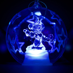 Adorno de Navidad Mickey Aprendiz de Brujo basada en el clásico de Disney Fantasía. Esta obra de arte está realizada en vidrio de color transparente con LED. 