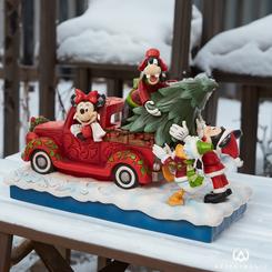 Preciosa figura de los personajes de Walt Disney descargando el árbol de Navidad, el artista Jim Shore ha elaborado esta figura de Navidad con unos 16,5 cm., de altura en donde se ha mezclado la magia de las figuras de Walt Disney 