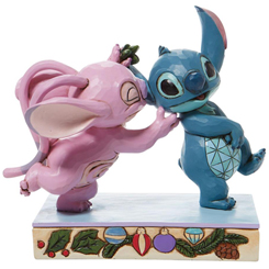 Figura de Angel y Stitch debajo del muérdago para celebrar la Navidad. Esta preciosa figura tiene una altura aproximada de 15 cm., donde se ha mezclado la magia de las figuras de Walt Disney 