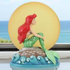 Preciosa figura de Ariel con la Luna basada en el clásico de Walt Disney “La Sirenita” de 1989, el artista Jim Shore ha creado esta preciosa figura de Ariel, la figura tiene unas dimensiones aproximadas de 19 x 9 x 17 cm.,