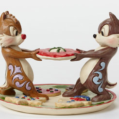 Figura de las simpáticas ardillas Chip y Chop (Chip & Dale) peleándose por una deliciosa galleta, Jim Shore ha elaborado esta figura con unos 12,7 cm., de altura.