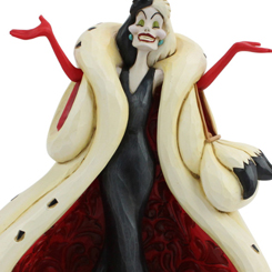 Figura de Cruella De Vil cubierta con la piel de Diva acompañada de los cachorritos, esta preciosa figuras está basada en la película de Disney, Los 101 Dálmatas. Con esta figura de cerca de 21 cm.,