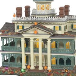 Sumérgete en la magia sombría de la noche con la figura oficial de la Haunted Mansion. Inspirada en la misteriosa atracción de Disneyland, esta figura detallada captura la esencia de la emblemática mansión victoriana con su inquietante Jack-o-lantern.