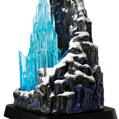 Magnifica réplica del Castillo de Elsa, esta obra de arte basada en el clásico de Disney 'Frozen: El reino de hielo' de (2013) está realizado a mano en los estudios de Lilliput Lane's studios.