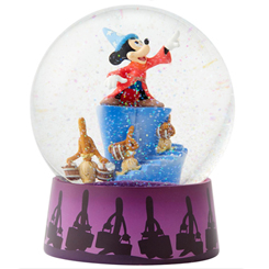 Entrañable bola de Navidad de Fantasía. Una reproducción elegante de Mickey Mouse como el aprendiz de brujo, esta bola de agua artesanal de "Fantasía" es una impresionante pieza de coleccionista.