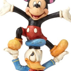 Preciosa figura de Goofy, Donald y Mickey titulada “Torre Oscilante”, figura con unos 22 cm., de altura en donde se ha mezclado la magia de las figuras de Walt Disney con el arte Heartwood Creek