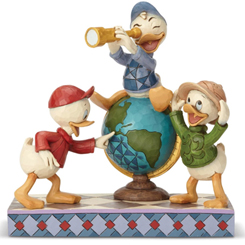 Figura de los sobrinos del Pato Donald de Walt Disney titulada "DuckTales", el artista Jim Shore ha elaborado esta figura con unos 17 cm., de altura en donde se ha mezclado la magia de las figuras de Walt Disney 