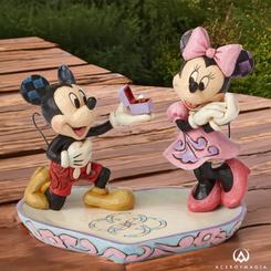 Tierna figura de Mickey Mouse y Minnie Mouse titulada “Momento ´Mágico”, figura con unas medidas aproximadas de 13 x 15 x 15 cm., en donde se ha mezclado la magia de las figuras de Walt Disney.