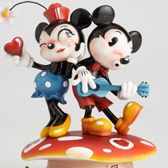 Preciosa figura de Mickey y Minnie Mouse basados en los clásicos personajes de la factoría Disney. En esta impresionante figura se ha puesto un cuidado especial en la recreación de los detalles de los ratones más famosos de Disney.