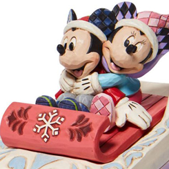 Preciosa figura de Mickey y Minnie disfrutando del trineo, el artista Jim Shore ha elaborado esta figura de Navidad con unos 11,50 cm., de altura en donde se ha mezclado la magia de las figuras de Walt Disney
