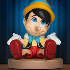 Preciosa figura de Pinocchio 'Entertainment Experience Brand' de Beast Kingdom basada en el clásico de Disney. Esta preciosa figura está realizada en PVC y tiene una altura aproximada de 8 cm.  