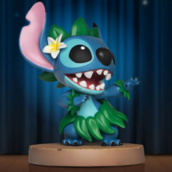 Preciosa figura de Stitch Hula-Hula 'Entertainment Experience Brand' de Beast Kingdom basada en el clásico de Disney. Esta preciosa figura está realizada en PVC y tiene una altura aproximada de 8 cm. 