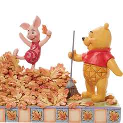 Tierna figura de los personajes Clásicos de Winnie the Pooh en una típica escena de Otoño basada en los personajes de Winnie the Pooh de Disney y diseñada por el artista Jim Shore,