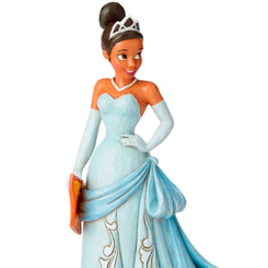 Figura de la línea Princess Passion de Tiana del clásico Disney “Tiana y el Sapo” elaborada por el artista Jim Shore. Con esta figura de cerca de 19 cm., de altura se ha mezclado la magia de las figuras de Walt Disney