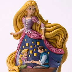 Figura de Rapunzel está elaborada en poliresina y pintada a mano con acabados en madera tallada y efecto Swirled