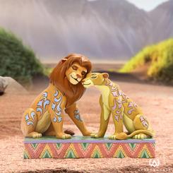 ¡Revive la magia de El Rey León con esta encantadora figura de Simba y Nala "Snuggling"! Jim Shore, el maestro del arte Heartwood Creek, ha creado una obra de arte que combina la esencia de Walt Disney con su propio toque artístico. 