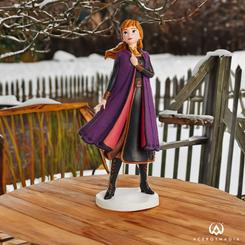 Detallada figura de Anna de la línea Enchanting Disney Collection basada en el clásico 'Frozen II. En esta impresionante figura se ha puesto un cuidado especial en la recreación de los detalles de vestidos