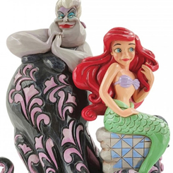 Espectacular figura de Ariel y la malvada Úrsula basada en el clásico de Walt Disney “La Sirenita” de 1989, el artista Jim Shore ha creado esta preciosa figura de Ursula y Arie