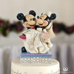 ¡Celebremos el amor con la espectacular figura de Mickey Mouse y Minnie Mouse en su día especial! Prepárate para una boda llena de magia y encanto con esta figura extraordinaria creada por el talentoso artista Jim Shore.