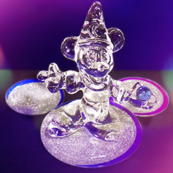 ¡Celebra el 30 aniversario del parque Disneyland París con esta figura de cristal de Mickey, el aprendiz de brujo de Fantasia!  Espectacular figura de Mickey Mouse basado en el popular personaje de la factoría Disney.