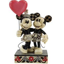 Preciosa figura de Mickey Mouse y Minnie Mouse con un globo en forma de corazón. En esta figura con unas medidas aproximadas de 18 x 12 x 7 cm., se ha mezclado la magia de las figuras de Walt Disney