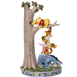 Tierna figura de los personajes Clásicos de Winnie the Pooh subidos a un árbol en busca de miel basada en los personajes de Winnie the Pooh de Disney y diseñada por el artista Jim Shore, 