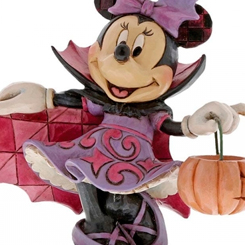 Que cuqui está Minnie Mouse disfrazada de vampiro. Figura de la Colección Especial de Halloween Disney. Esta preciosa figura tiene unas dimensiones aproximadas de  16,5 x 7 x 14 cm.,