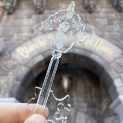 ¿Eres fan y coleccionas las llaves de Disney? Pues no puedes quedarte sin esta magnífica llave oficial de vidrio con la efigie de Blancanieves, realizada en vidrio pulido. Snow White Key en una edición limitada de 200 copias