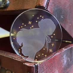 Réplica de la moneda del hada Campanilla basado en el clásico de Peter Pan. Esta moneda oficial está realizada en vidrio transparente con unas dimensiones aproximadas de 0.5 x 4 cm.