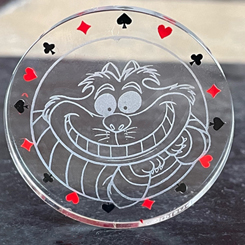 Réplica de la moneda del gato Cheshire basado en el clásico de Alicia en el país de las maravillas. Esta moneda oficial está realizada en vidrio transparente con unas dimensiones aproximadas de 0.5 x 4 cm.