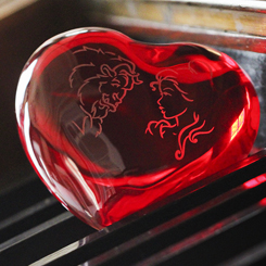 Réplica oficial del corazón realizado en vidrio rojo con las imágenes de la Bella y la Bestia. Esta preciosa pieza de coleccionismo tiene un diámetro aproximado de 90 mm.,