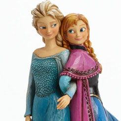 Preciosa figura de Anna and Elsa basada en el clásico de 'Frozen: El reino de hielo' de Walt Disney. Con esta figura de cerca de 20 cm., de altura.