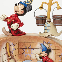 Detalla figura de Mickey Mouse como Aprendiz de Brujo para celebrar el 75th Aniversario de la película Fantasía de 1940 realizada por Walt Disney, la figura está diseñada por el artista Jim Shore.