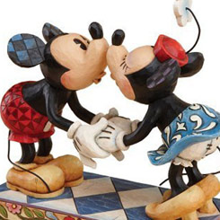 Romántica figura de Mickey Mouse y Minnie Mouse dándose un besito. Elaborada en poliresina y pintada a mano con acabados en madera tallada y efecto folkart Americana.