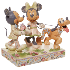 Romántica figura de Mickey Mouse y Minnie Mouse con Pluto. Con esta figura tiene unas medidas aproximadas de 14 x 15,5 x 13 cm., donde se ha mezclado la magia de las figuras de Walt Disney con el arte Heartwood Creek 