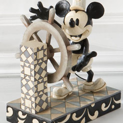 Figura conmemorativa de la más clásica de las versiones de Mickey Mouse en “Steam Boat Willie”, cortometraje dirigido por Walt Disney.