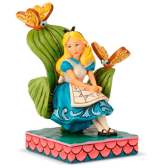 Divertida figura de Alicia sentada basada en el clásico de Alicia en el País de las Maravillas de Walt Disney. Con esta figura con unas dimensiones aproximadas de 14 x 10 x 10,5 cm.,